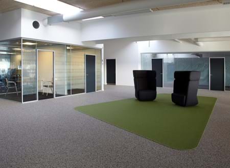 afpasset Fraster tæppe grøn på kontor